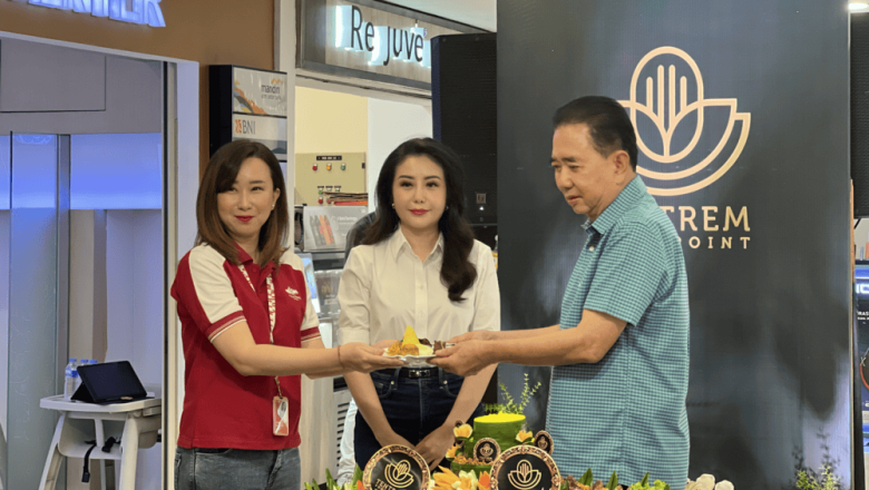 Nadya Lonianto, General Manager Tentrem Mall Semarang menerima potongan tumpeng pembukaan Tentrem Food Point