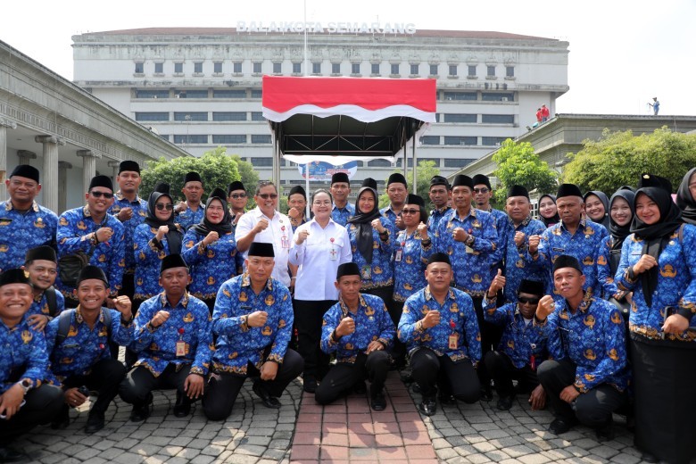 Wali Kota Semarang, Agustina Wilujeng foto bersama PPPK
