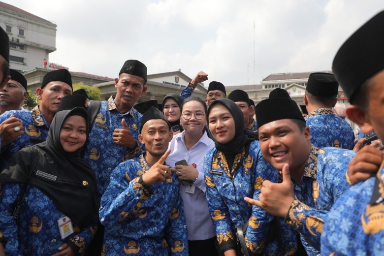 Wali Kota Semarang, Agustina Wilujeng foto bersama PPPK