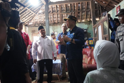 Warga Mayong Lor dan Jebol Terima Bantuan Sosial