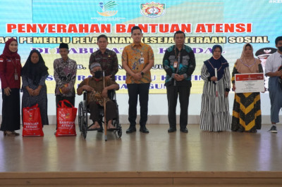 Bersama Kemensos, Pemkab Kendal Serahkan Bantuan Atensi bagi Ratusan PPKS
