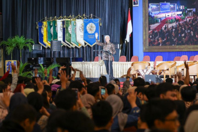 Pembekalan Calon Wisudawan UGM, Ganjar : Pendidikan Tidak Hanya Berlangsung di Dinding Kelas