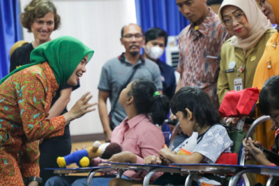 Atikoh Sapa dan Semangati Penyandang Cerebral Palsy Penerima Kursi Roda dari Australia