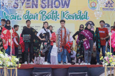 Kenalkan Jin dan Batik Asli Kendal, Pantai Ngebum pun Dimanfaatkan untuk “Fashion Show”