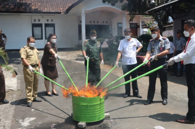 Ratusan Lembar Uang Palsu dan Narkoba Dimusnahkan