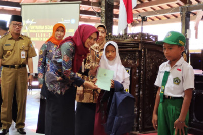 Bupati Demak Serahkan Bantuan LGN-OTA Kepada 12.200 Anak Asuh