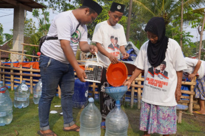 Hadapi Kemarau Panjang, Santri Ganjar Dropping 30.000 Liter Air Bersih di Sragen