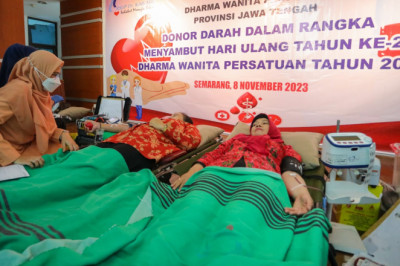 Anggota Dharma Wanita Persatuan Jateng Ikuti Aksi Sosial Donor Darah