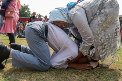 Empat Bulan Tak Bertemu, Kunjungan Ratusan Orang Tua Siswa SMK Jateng Diwarnai Tangis