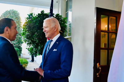 Tiba di Gedung Putih, Presiden Jokowi disambut Akrab oleh Presiden Biden