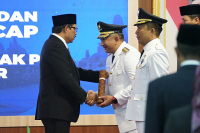 Lantik Bupati Karanganyar dan Pj Bupati Cilacap, Nana Kembali Tekankan Netralitas Pemilu 2024