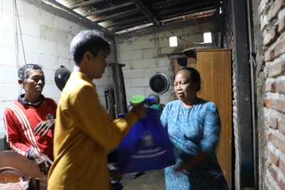 Diskominfo Jateng  Gulirkan Ratusan Paket Sembako dan Makanan Tambahan Balita Stunting bagi Warga Panusupan