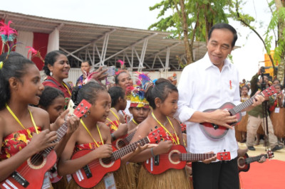 Lantunan Musik Ukulele Sambut Kehadiran Presiden Jokowi di Kawasan Pantai Semau