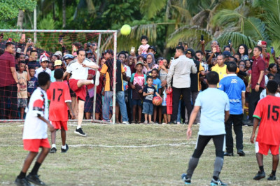Main Sepak Bola dengan Pelajar di Biak Numfor, Presiden: Ini Bentuk Motivasi untuk Mereka