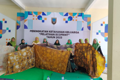 Puluhan Ibu Rumah Tangga di Rembang Belajar Batik Ecoprint