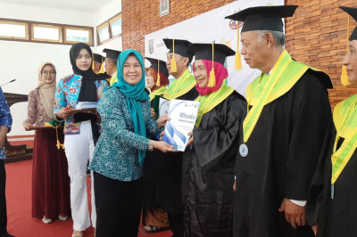 Lulus Sekolah Lansia, Puluhan Kakek Nenek di Rembang Diwisuda