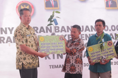 Kelompok Tani KTN Bansari Terima Bantuan 50 Ribu Bibit Kopi Arabika