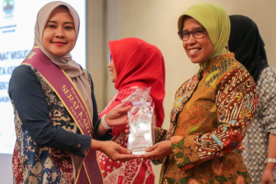 Antusiasnya Perempuan Ikuti Serat Kartini yang Digelar Pemprov Jateng