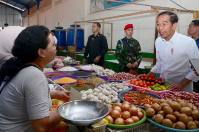 Kunjungi Pasar Oebobo, Presiden Sapa Masyarakat dan Cek Harga Kebutuhan Pokok