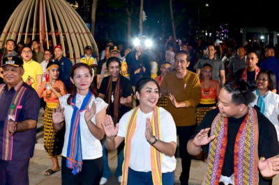 Malam di Kupang, Presiden Jokowi Berkumpul dan Menari dengan Masyarakat