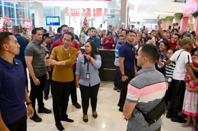 Saat Presiden Jokowi Santap Malam di Mal Kota Kupang