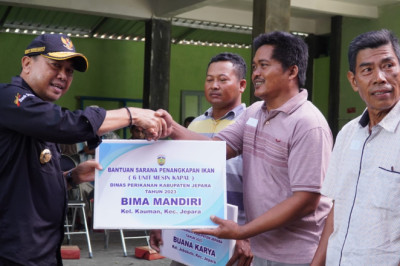 Pj Bupati Jepara Serahkan Bantuan 40 Unit Mesin Kapal Nelayan