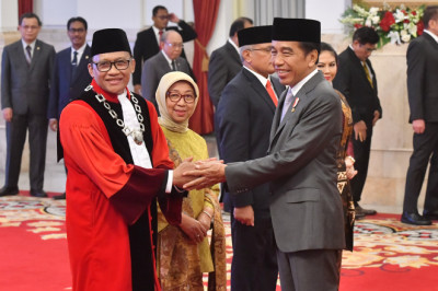 Presiden Jokowi Lantik Ridwan Mansyur Sebagai Hakim Mahkamah Konstitusi