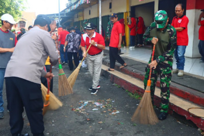 Karya Bakti, Dandim Bersama Bupati Semarang Resik-resik Pasar Babadan
