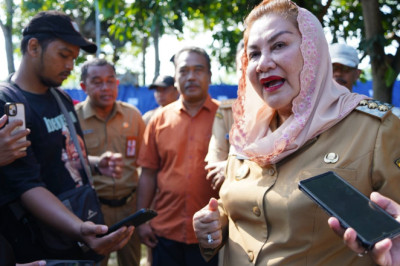 Mbak Ita Cek Penanganan Banjir di Dinar Indah, Minta Pengerjaan Bronjong Dipercepat