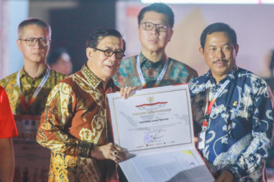 Pemprov Jateng Dianugerahi Penghargaan sebagai Provinsi Terbaik dalam membina Kabupaten/ Kota Peduli HAM