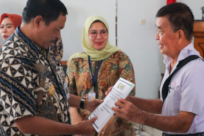 Di Depan Pj Gubernur, Warga Sayung Tersenyum Terima Dana Kerohiman Pembangunan Jalan Tol Semarang-Demak