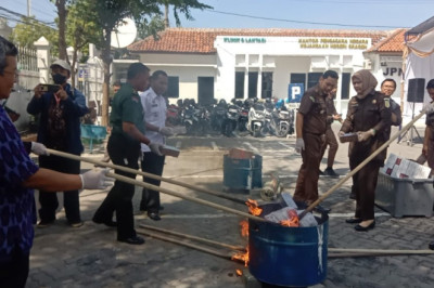 Musnahkan 41 Barang Bukti Kasus Kejahatan, Kejari Sragen Harap Tingkat Kejahatan Berkurang