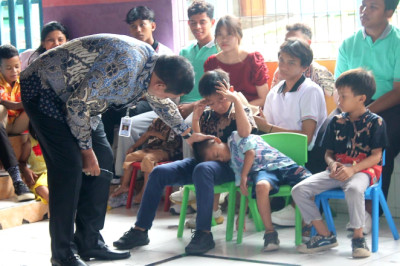 Natal 2023, Penjabat (Pj) Gubernur Jawa Tengah Nana Sudjana Berbagi Kasih dan Motivasi dengan Puluhan Bocah Panti