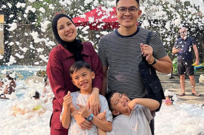 10 Potret Tya Ariestya Bareng Suami, Ramaikan Shopee Live!