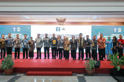Pj Gubernur Jateng Serahkan Penghargaan kepada 34 Kabupaten/ Kota Peduli HAM