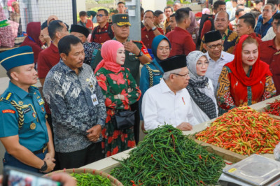 Pj Gubernur Dampingi Wapres Pantau Harga Pokok di Pasar Johar