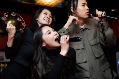 Daftar 35 Lagu Karaoke yang Cocok Dinyanyikan Saat Malam Tahun Baru 2024