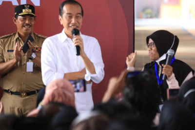 Pj Gubernur Dampingi Presiden Serahkan Bansos untuk 1.000 Warga Cilacap
