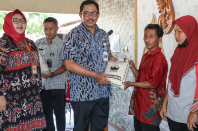 Pemprov Jateng Salurkan Bantuan 15 Ton Beras dan 7.500 Mi Mocaf untuk Warga Sragen