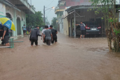 Itensitas Hujan Cukup Deras, Banjir Melanda Perumahan Jatisari Asri BSB Mijen