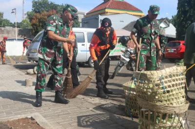 Karya Bakti TNI Bersihkan Lingkungan Pasar Karangjati