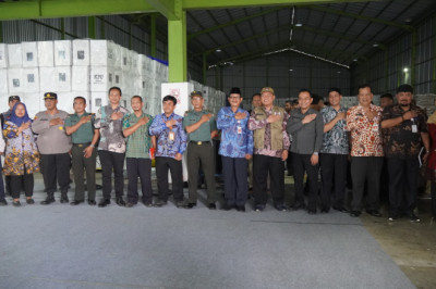 Pastikan Logistik Pemilu Siap, Sekda Kendal Tinjau Gudang Logistik KPU