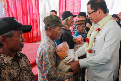 Pemprov Salurkan 10 Ton Cadangan Pangan di Brebes, 1.000 KK Terbantu