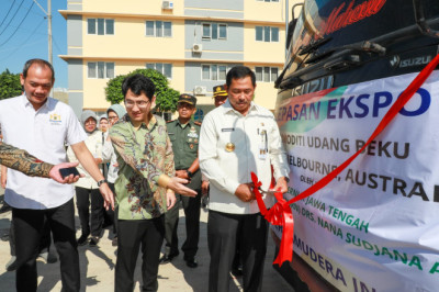 Pj Gubernur Jateng Lepas Ekspor Perdana 20 Ton Udang Beku ke Australia