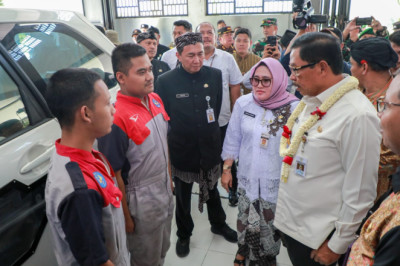 Tingkatkan Kualitas Pendidikan Vokasi, Nana Serahkan Bantuan untuk SMKN 1 Tonjong Brebes