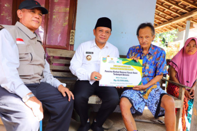 Pj Bupati Kudus Serahkan Bantuan Korban Angin Kencang