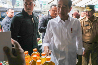 Presiden Jokowi dan Pj Gubernur Kunjungi Pasar Blabak Magelang, Harga Sembako Terpantau Stabil