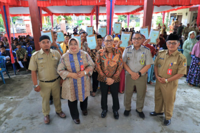 340 Warga Desa Brojol Terima Sertifikat Tanah Lintas Sektor