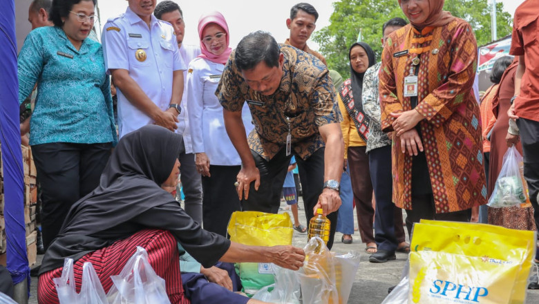 Masyarakat Karanganyar Terbantu Gerakan Pasar Murah yang Digelar Pemprov