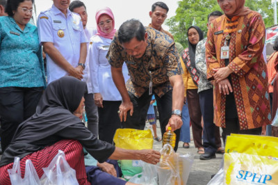Masyarakat Karanganyar Terbantu Gerakan Pasar Murah yang Digelar Pemprov